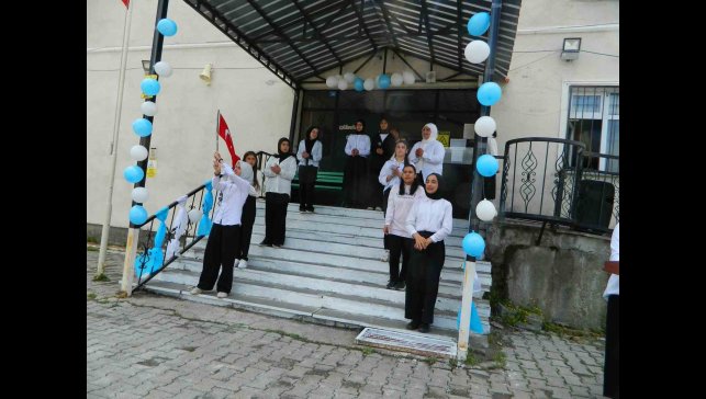 Posof'ta öğrencilerin şiir programı beğeni topladı