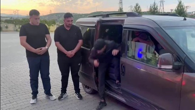 Hafif ticari aracın içinden 14 düzensiz göçmen çıktı