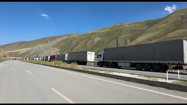 İran-İsrail gerginliği: Yüksekova Esendere Gümrük Kapısı'nda 2 kilometre tır kuyruğu oluştu