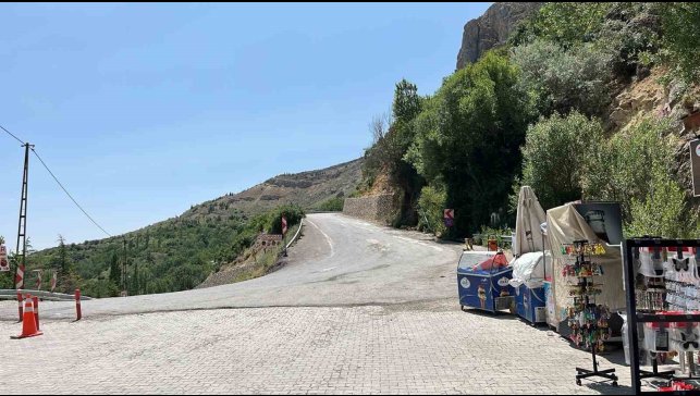 Darende'de heyelan nedeniyle kapatılan yol yeniden trafiğe açıldı