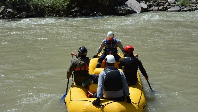 Hakkari'de ekipler, Zap Suyu'nu botla geçerek mezradaki elektrik arızasını giderdi