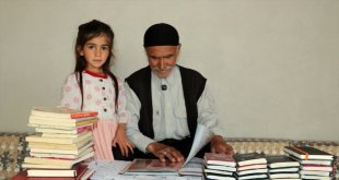 Askerde okuma yazma öğrenen Ağrılı Ali dede, 60 yıldır şiir yazıp günlük tutuyor