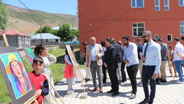 Karlıova'da öğrencilerden yıl sonu resim sergisi