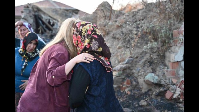 Milletvekili Ölmeztoprak'tan evi yangından etkilenen aileye ziyaret
