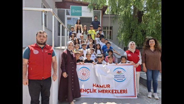 Hamur'da öğrencilere sinema sürprizi