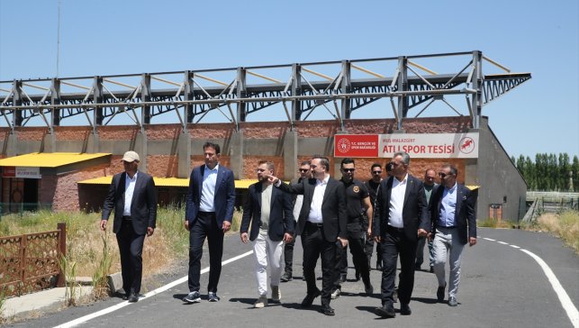 Kaymakam Bayram ve Okçular Vakfı Başkanı Topbaş, Malazgirt Zaferi'nin kutlanacağı alanı gezdi