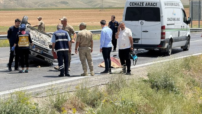 Van'da mezuniyet törenine gidenlerin bulunduğu otomobildeki 1 kişi öldü, 4 kişi yaralandı