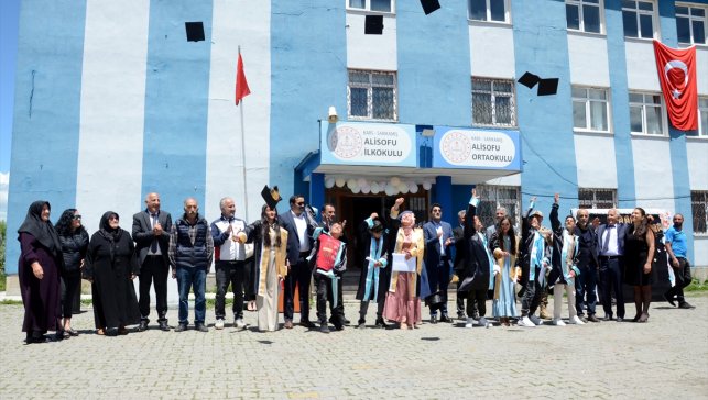 Sarıkamış'ta başarılı köy çocukları için mezuniyet ve ödül töreni düzenlendi