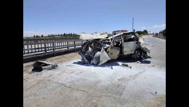 Van'da tır otomobile çarptı; 4 yaralı