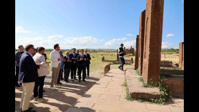 Bitlis Valisi Karakaya, Selçuklu mezarlığında incelemelerde bulundu