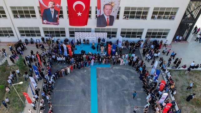 Hakkari Üniversitesinde mezuniyet töreni düzenlendi