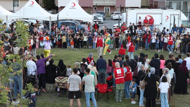 Ağrı'da çocuklar şenlikte oyun oynayıp açık havada sinema izledi
