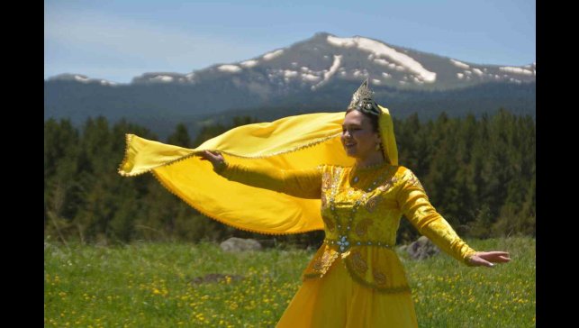 Kars'ta çiçekler arasında Kafkas Dansı, görenleri mest etti