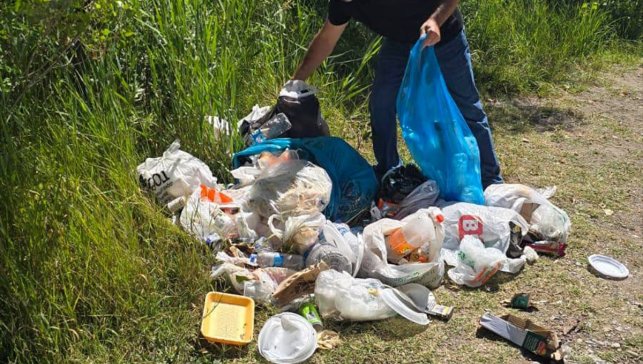 Tunceli'de ziyaretçilerin Munzur Vadisi'ne bıraktığı çöpler ekiplerce toplandı