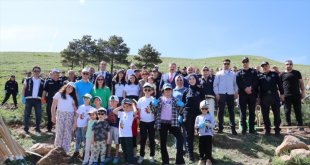 Şehit annesinin "oğlunun adına hatıra ormanı oluşturulması" vasiyetini polisler yerine getirdi