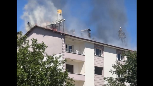 Tunceli'de bina çatısında çıkan yangın söndürüldü