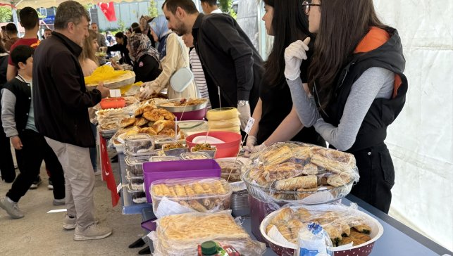 Ardahan'da öğrenciler Gazze'ye destek için kermes düzenledi