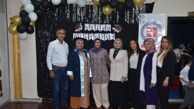 Bulanık'ta okuma yazma öğrenen 29 kadın mezuniyet sevinci yaşadı