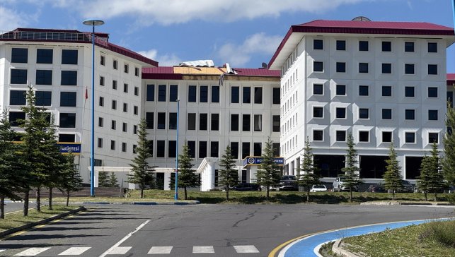 Ardahan'da kuvvetli rüzgar nedeniyle bazı binaların çatısı zarar gördü