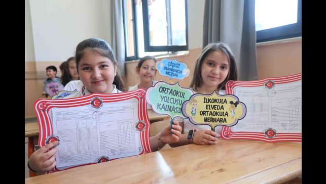 Elazığ'da 122 bin öğrenci karne heyecanı yaşadı