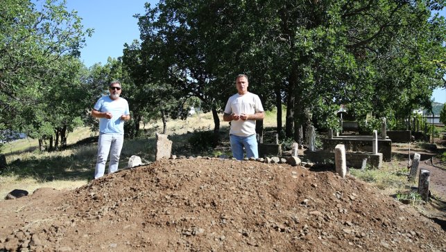 Ziyaret için geldiği memleketinde mezarını kazdıran kişi bir gün sonra vefat etti