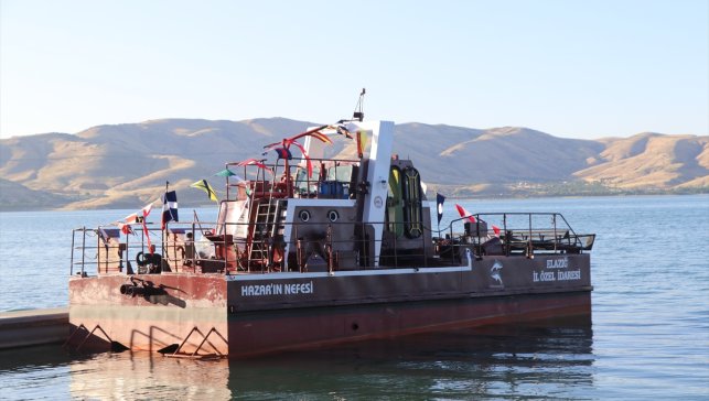 Hazar Gölü'nde "Deniz Temizleme Aracı" hizmete başladı