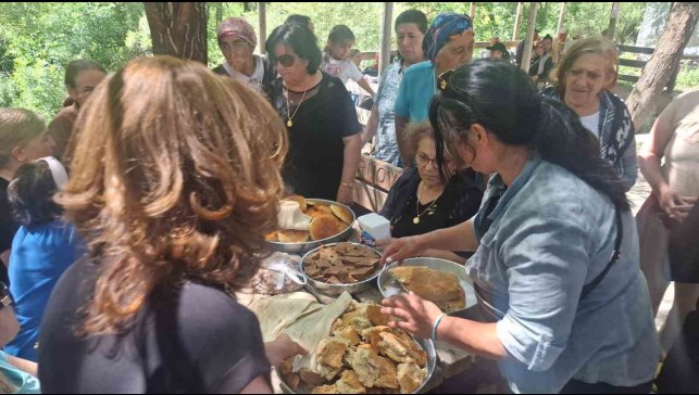Manisa Büyükşehir Belediye Başkanı Zeyrek için Tunceli'de lokma dağıtıldı