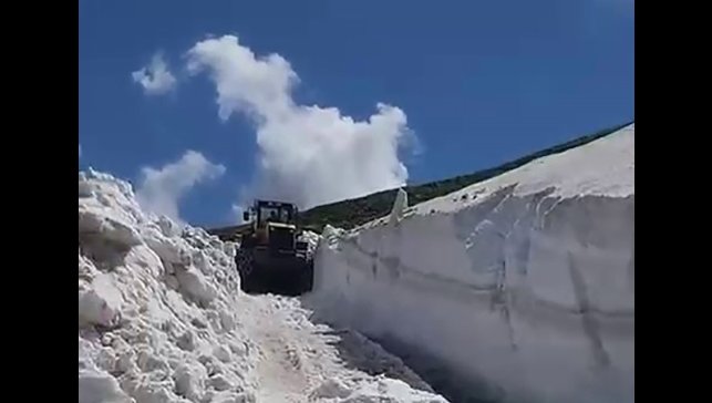 Kars'ta, haziran ayının ortasında karla mücadele