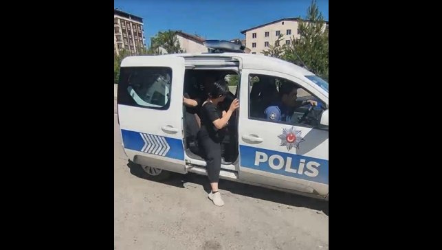 YKS ilk oturumuna geç kalan öğrencilere polis desteği