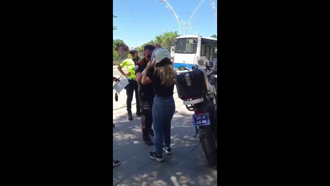 Elazığ'da sınava geç kalan öğrencilerin yardımına polis yetişti