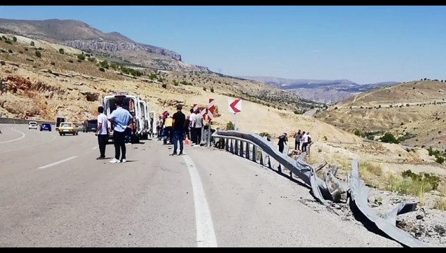 Malatya'da otomobil bariyerlere çarparak takla attı: 1 ölü, 2 yaralı