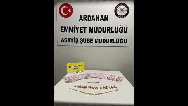 Ardahan'da kuyumcuya sahte altın sattığı öne sürülen 3 şüpheli yakalandı