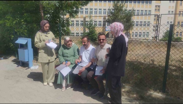 İkiz kardeşler kızlarıyla birlikte YKS'ye girdi