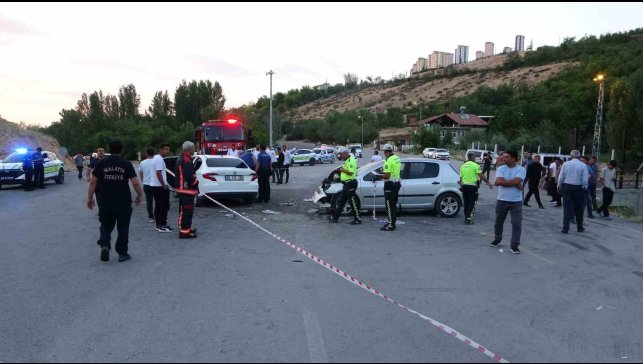 Malatya'da iki araç kafa kafaya çarpıştı: 11 yaralı