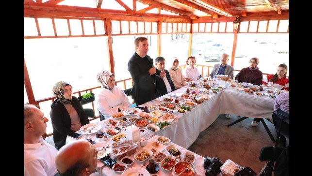 Vali Aydoğdu, Hünerli Eller Kadın Kooperatifi Kahvaltı Salonu'nda basın mensuplarıyla buluştu