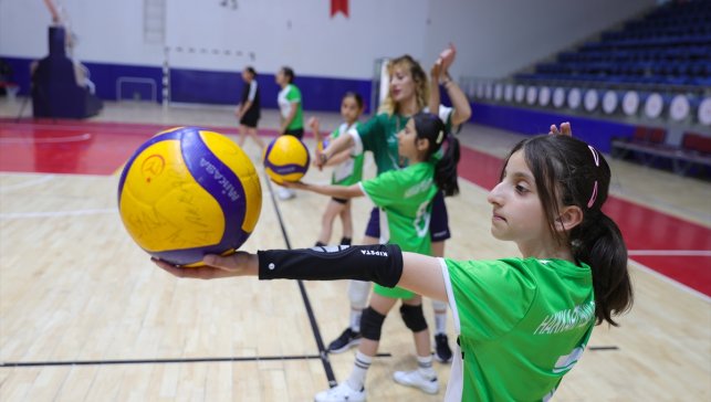 Hakkari'de Yeşilay Kulübü, çocukları sporla bağımlılıktan uzak tutuyor