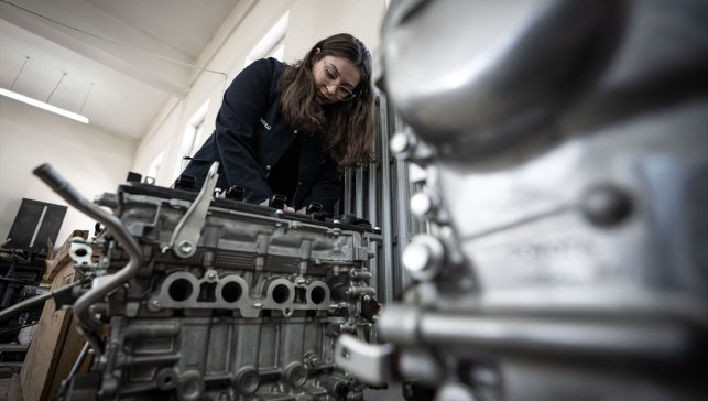 Otomobil tutkunu üniversiteli kızların hayali yeni nesil motor ve şanzıman hibesiyle gerçekleşecek