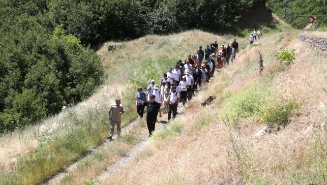 Muş Valisi Çakır, doğaseverlerle yürüyüş yaparak hareketli yaşamı özendiriyor