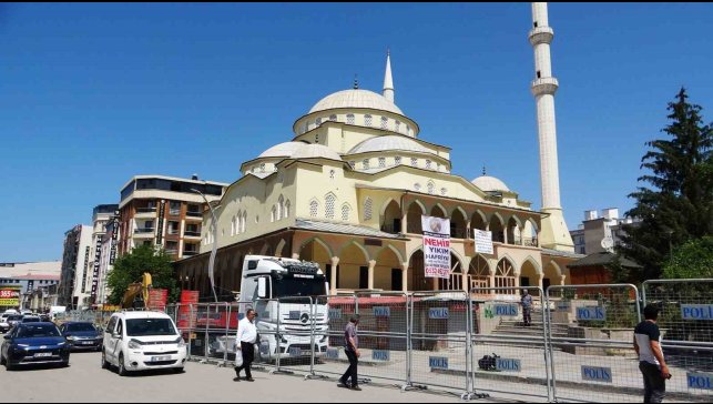 Hz. Ömer Cami esnafı dükkanları boşaltıyor
