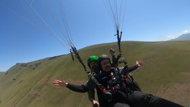 Erzurum Valisi Mustafa Çiftçi yamaç paraşütü deneyimi yaşadı