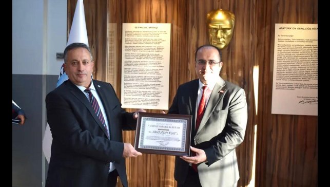 Kaymakam Kurt'a 'Fahri hemşehrilik beratı'