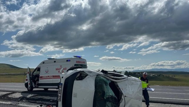 Ardahan'da devrilen hafif ticari araçtaki 2 kişi yaralandı