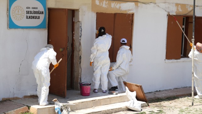 Hayat kurtaran eller bu kez boya fırçasıyla köy okulunu yeniledi