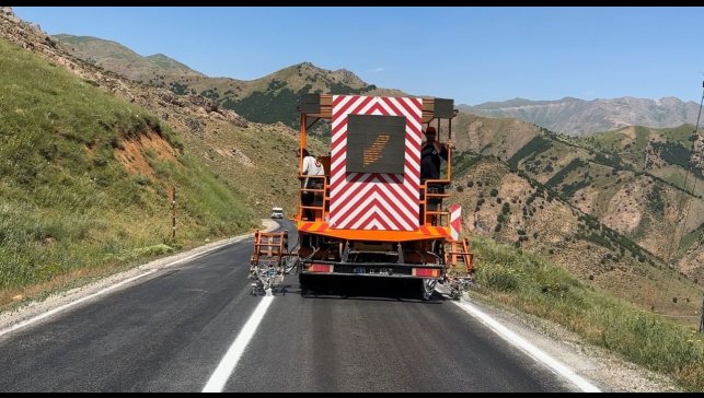 Yüksekova-Şemdinli karayolunda şeritler yenileniyor