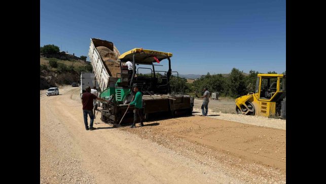 Tunceli'de grup köy yollarında sıcak asfalt çalışması başladı