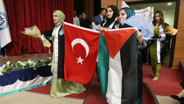 Kars'ta üniversite öğrencileri mezuniyet töreninde Filistin'e destek verdi