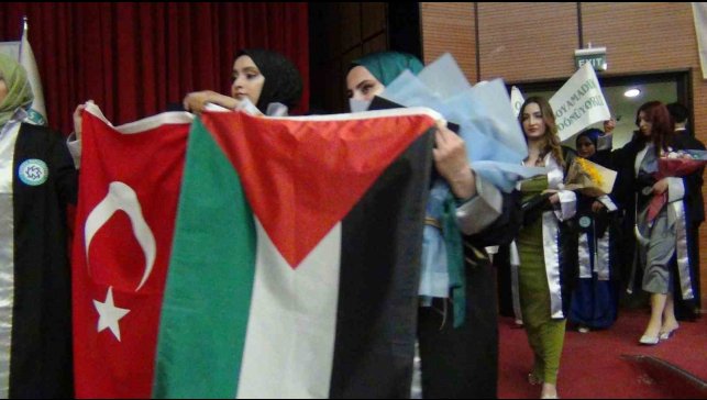 Kars'ta üniversite öğrencilerin mezuniyet sevinci