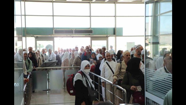 Elazığ hacıları yurda döndü: Müftülükten çiçeklerle karşılama