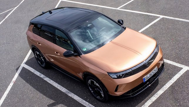 Opel'in Grandland ve elektrikli modellerinde panoramik cam tavan seçeneği