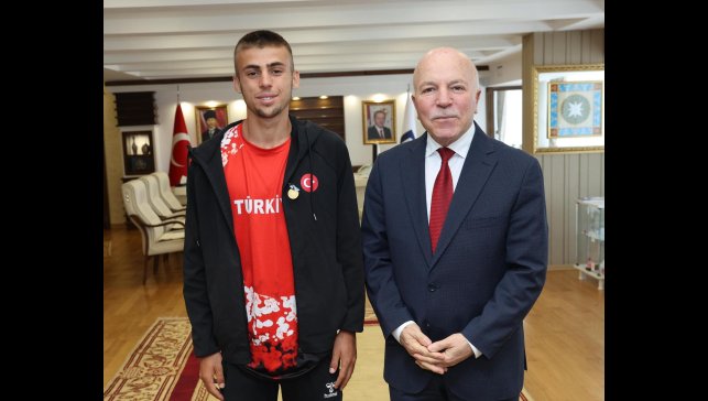 Başkan Sekmen şampiyon atleti kutladı